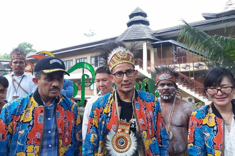 Menteri Pariwisata dan Ekonomi Kreatif Sandiaga Uno saat mengunjungi TMII untuk memastikan kesiapan selama musim libur Lebaran 2023